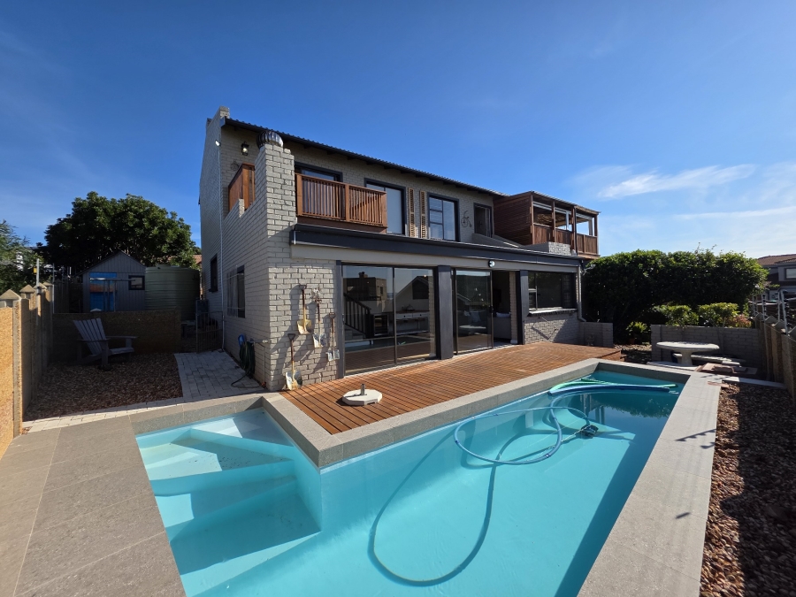 4 Bedroom Property for Sale in Wavecrest Eastern Cape